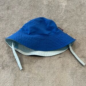 EUC 6-12M Patagonia Baby Sun Bucket Hat in Reversible Dark/Light Blue